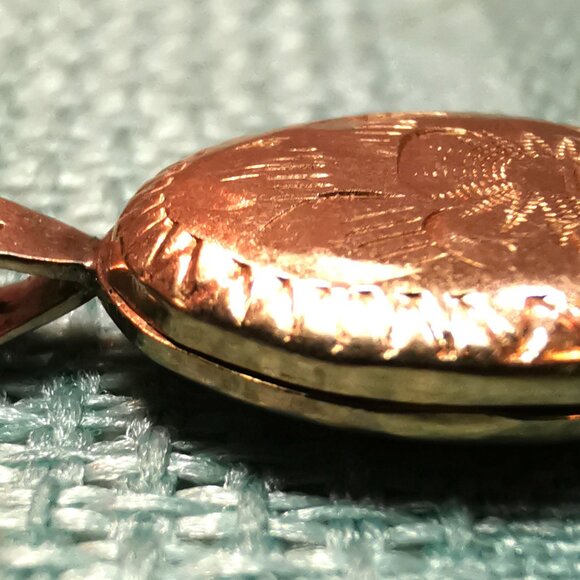 1985 14K Gold Oval Locket Pendant Diamond-Cut Floral TC Hallmark 2cm - Picture 8 of 15